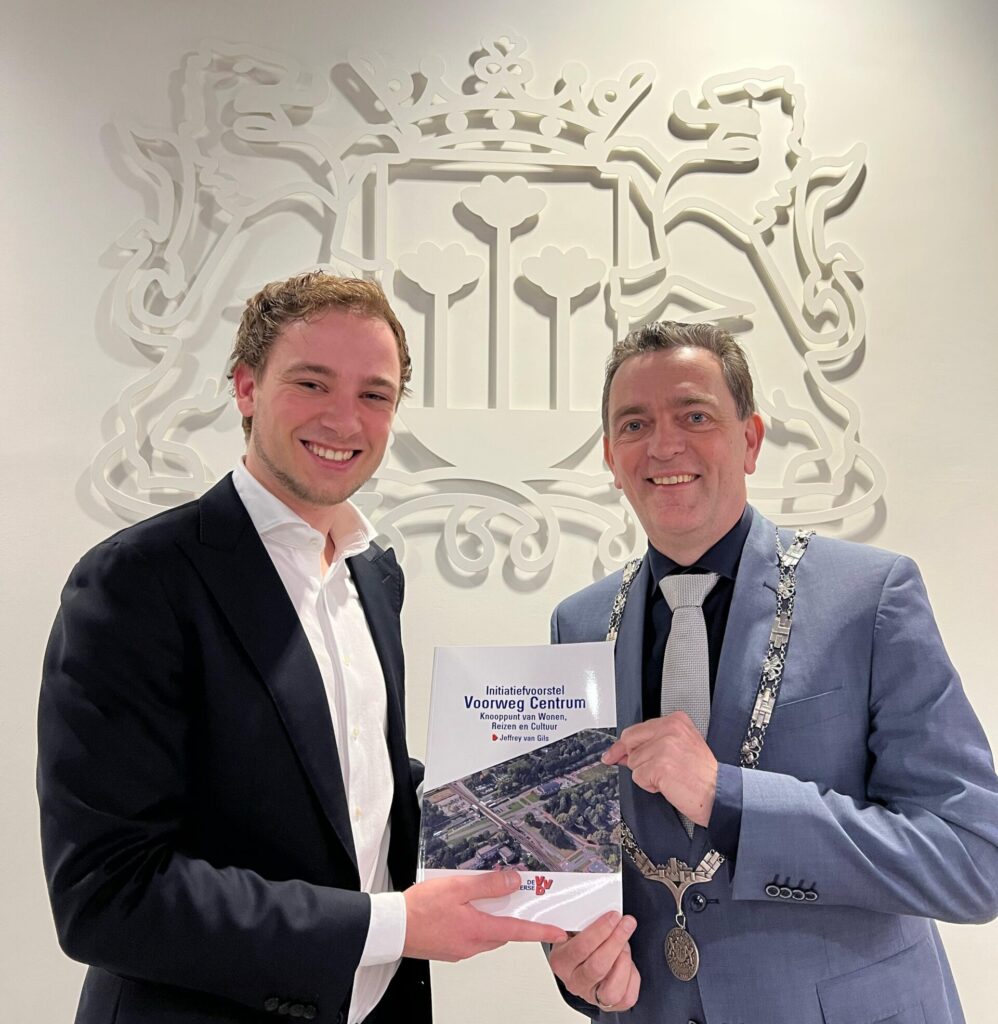 Een foto van de overhandiging van het initiatiefvoorstel Voorweg Centrum door Jeffrey van Gils aan de Burgemeester Bezuijen van Zoetermeer.